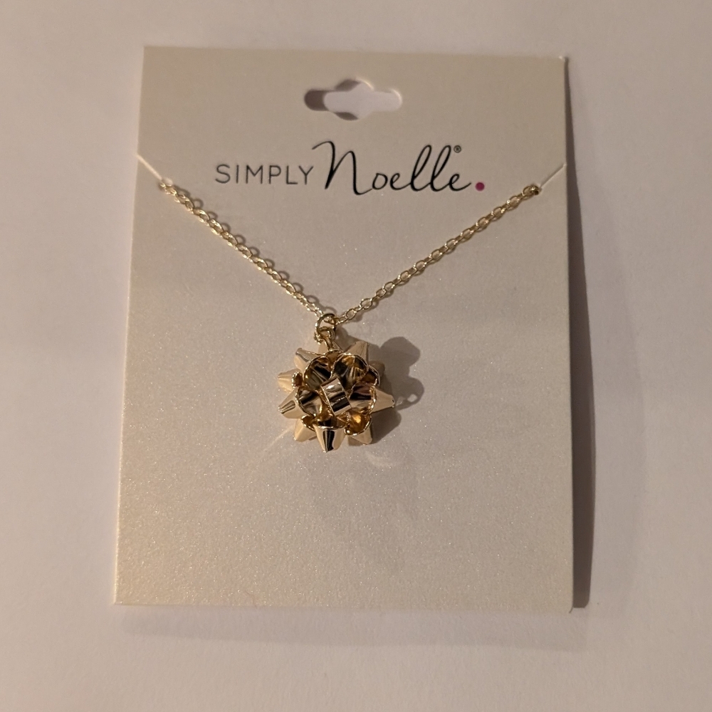 Simply Noelle Gold Floral Pendant Necklace